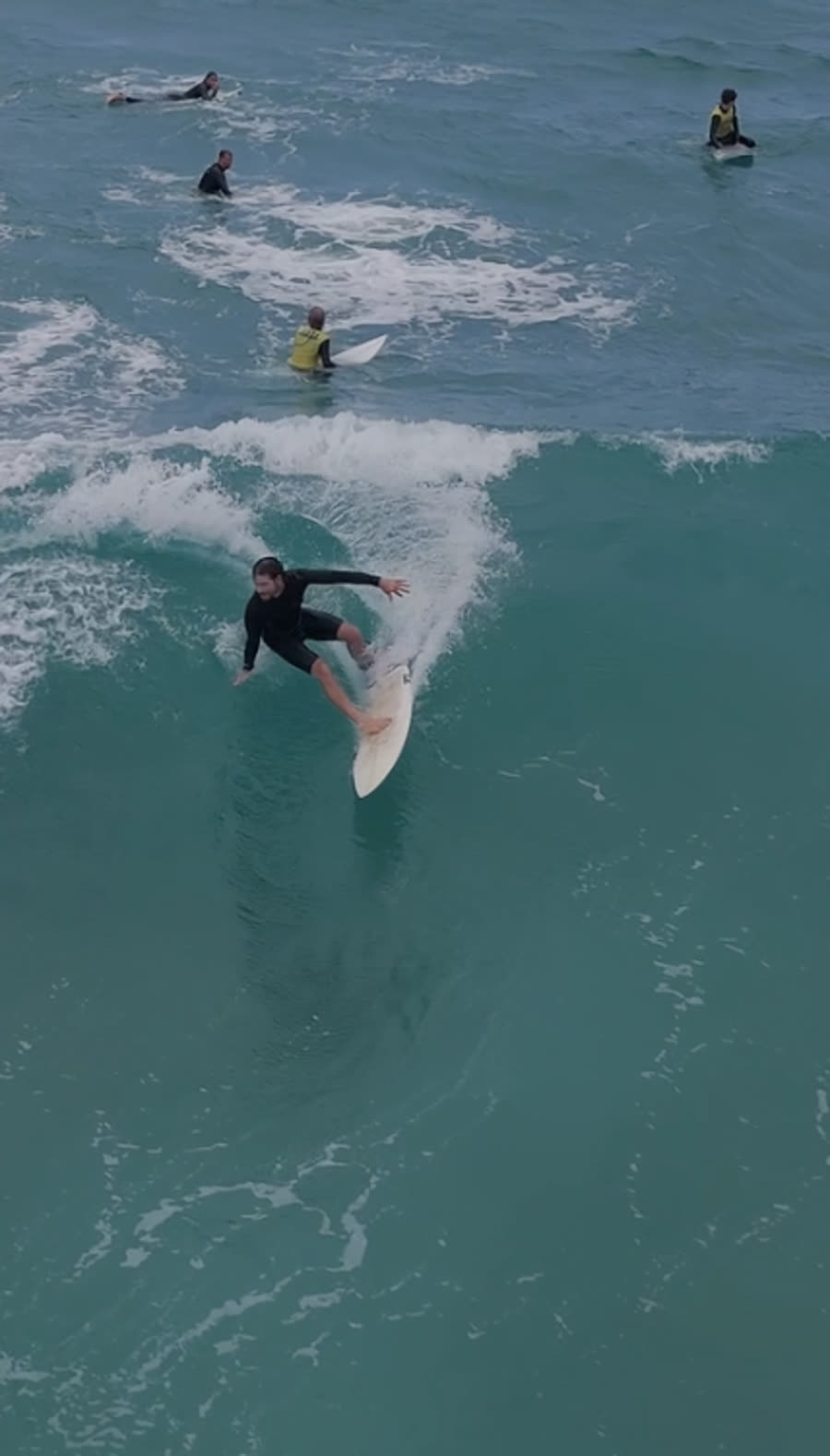 Cutback sur vague turquoise