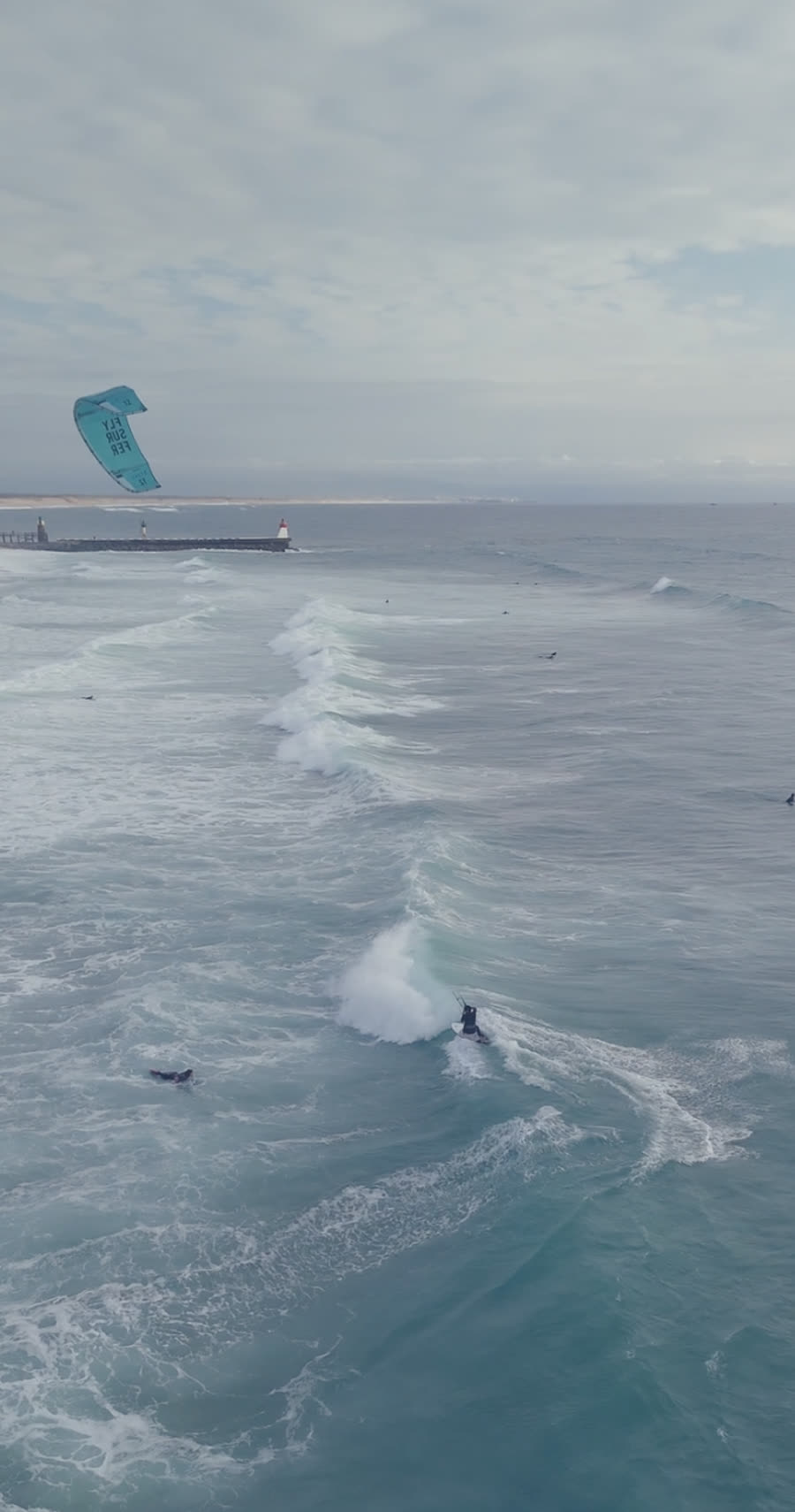 Kite surf sur grosse vague