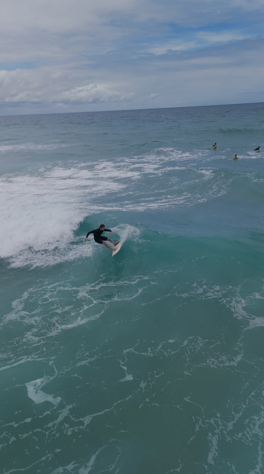 Surfeur, ciel couvert