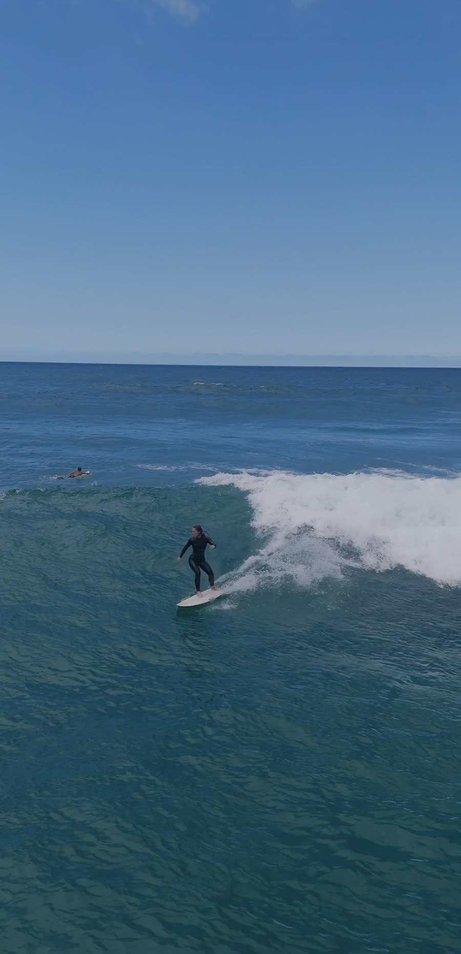 Surfeuse, ciel dégagé