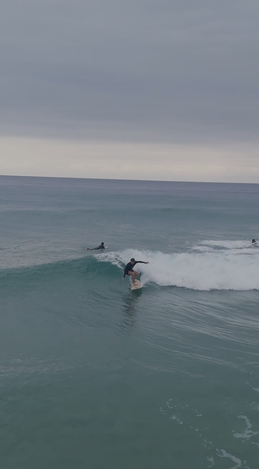 Surfeur, ciel gris