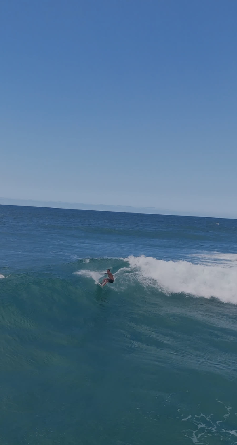 Surfeur, ciel bleu